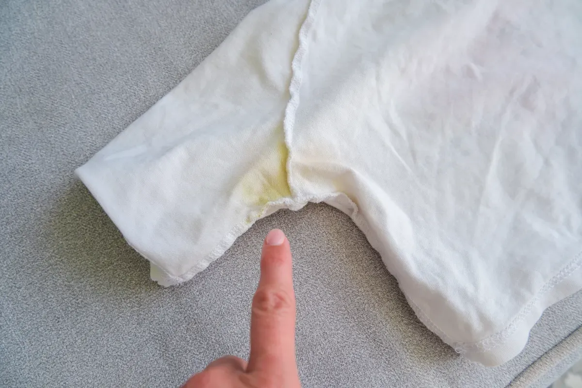 Gelbe Flecken auf weißen T-Shirts – ein echtes Ärgernis