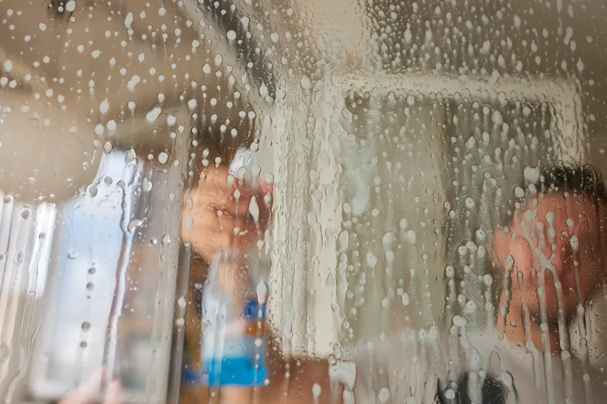 Glasduschtüren sauber halten: Praktische Tipps