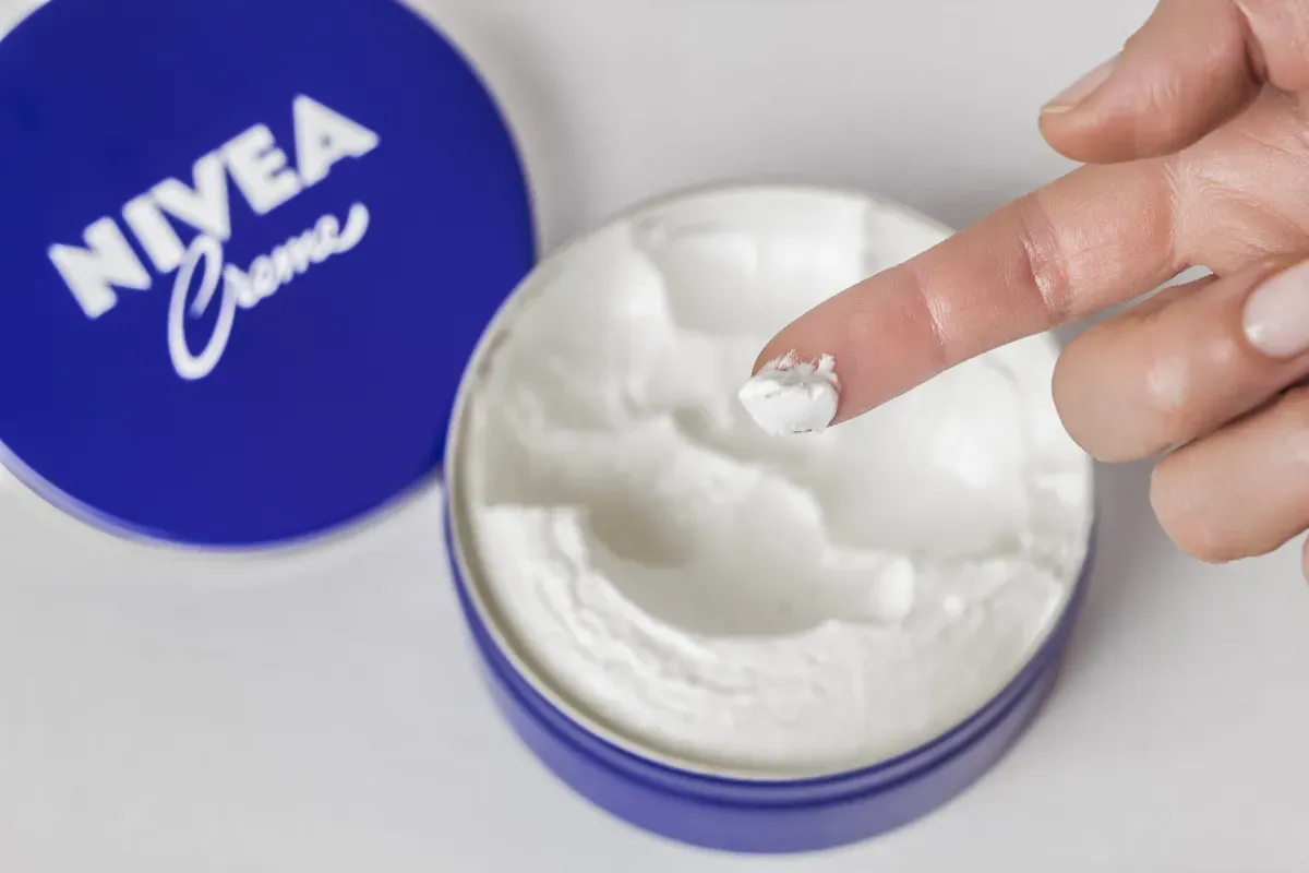 Die legendäre blaue Creme von Nivea: Ein Jahrhundert Hautpflege