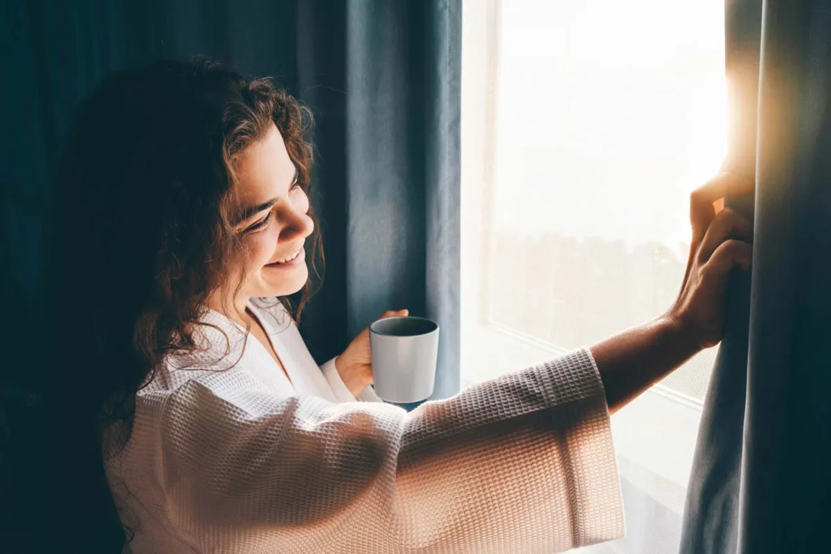 Auf dem Vormarsch: Thermoregulierende Jalousien und ihre frische Fensterdeko
